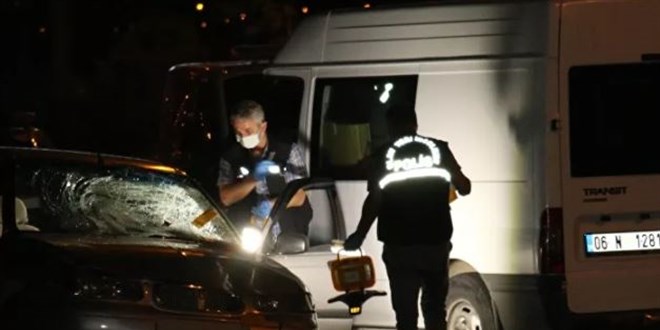 Sol şeritte zorla indirilen kadına arkadan gelen başka araç çarptı