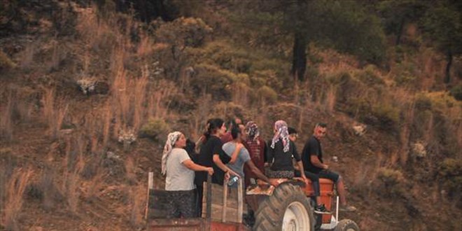 Köyceğiz'de orman yangınlarının tehdit ettiği bir mahalle daha boşaltıldı