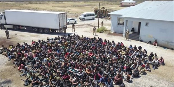 Kullandığı TIR'da 300 kaçak göçmen yakalanan şoför tutuklandı