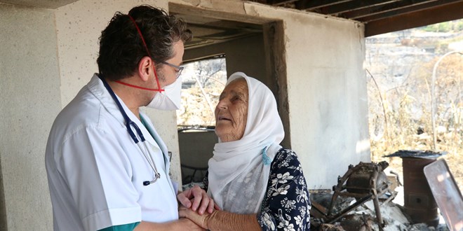 Sağlık personeli yangından etkilenenleri yalnız bırakmıyor