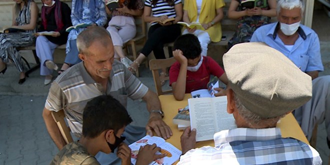 Bu mahallede 3 yıldır her salı meydanda kitap okunuyor