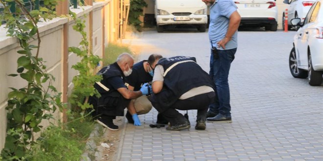 Hastane otoparkında baba ve oğlunu silahla vurup kaçtılar