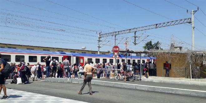Tren ters makasa girdi, yolcular tahliye edildi