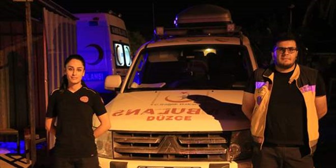 Yaşlı kadını sırtında taşıyan sağlıkçı ile eşinin fotoğrafı herkesi etkiledi