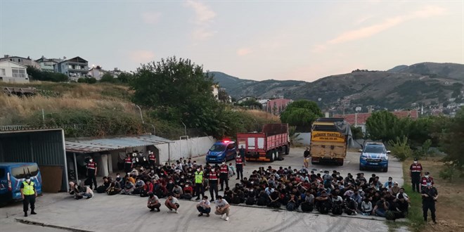 Bal�kesir'de iki kamyonda 180 m�lteci yakaland�