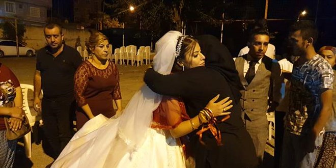 Yeni evlenen çift, gelinlik ve damatlıkla Azra Gülendam'ın ailesini ziyaret etti