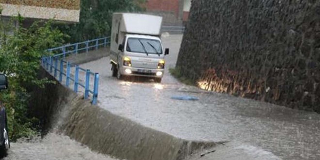 Trabzon'da sağanak yağmur... Sürücüler zor anlar yaşadı