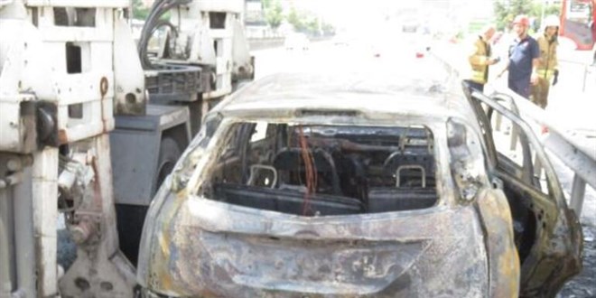 Ataşehir'de otomobil yangını D-100'ü kapattı