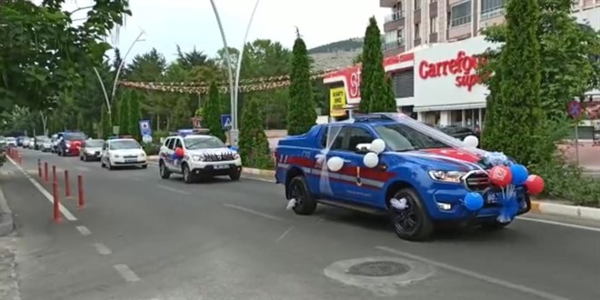 Jandarma aracı şehit oğlunun sünnet arabası oldu