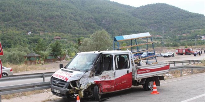 Amasya'da kamyonet ile otomobil arpt: 3 l, 2 yaral
