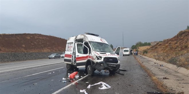 Ambulans kaza yaptı, 3 sağlık personeli yaralandı