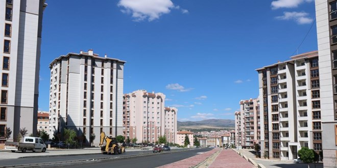 TOKİ Konutları teslimatları AK Parti Milletvekili ile belediyeyi karşı karşıya getirdi
