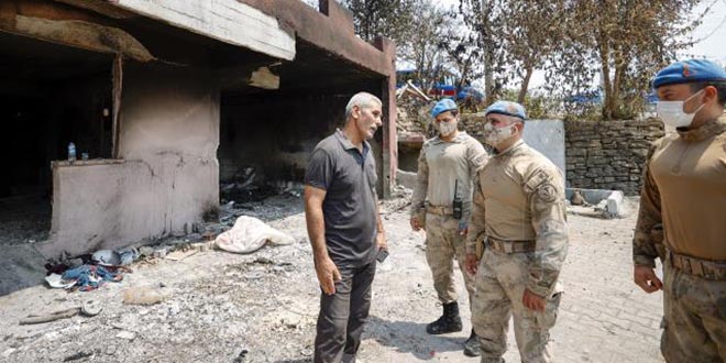 Hamdi teğmen, çocukluğunun geçtiği Manavgat'ta timiyle vatandaşların yardımına koştu