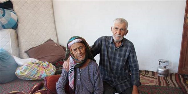 Yangında 'birlikte ölmeyi' göze aldığı felçli eşinin elini bırakmıyor