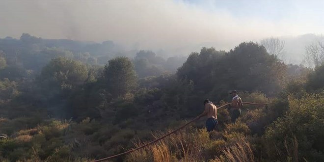 Yangını duyan koştu, metrelerce uzunluğunda insan zinciri oluştu