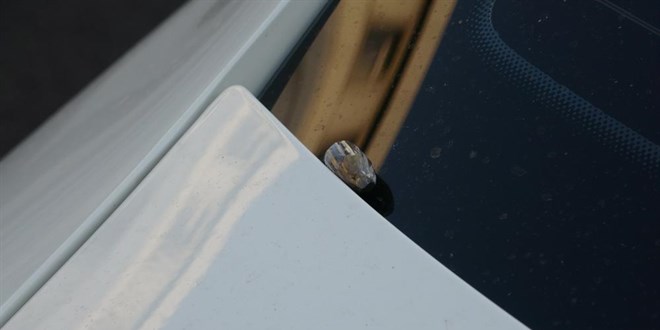 Seyir halinde iken arac�na kur�un isabet etti, faciadan d�nd�