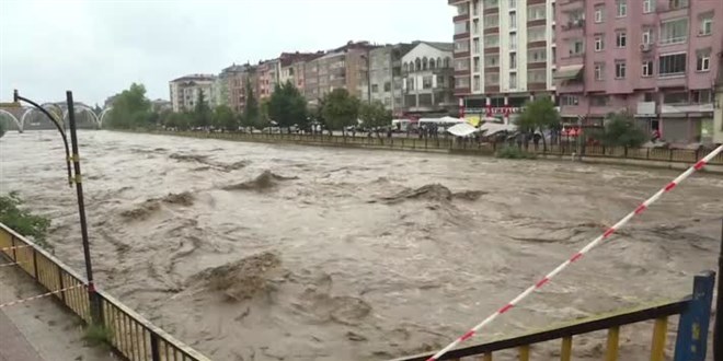 Samsun'da sağanak yağış nedeniyle derelerin su debisi yükseldi