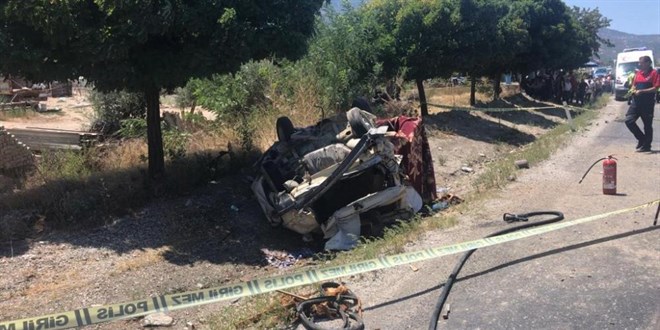 Emekli öğretmen hurdaya dönen otomobilde hayatını kaybetti