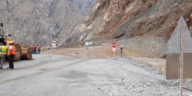 Artvin-Erzurum karayolu heyelan nedeniyle ulama kapand