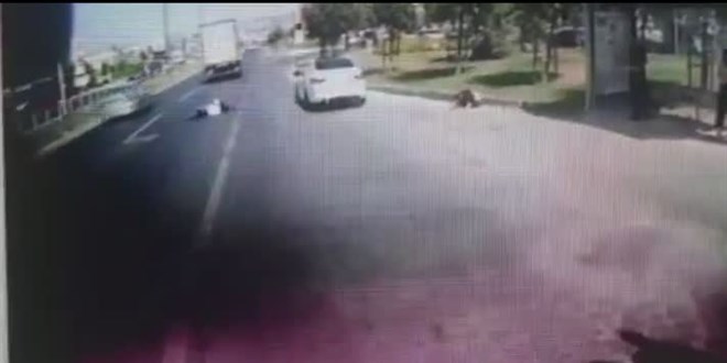 Otobüs durağında bekleyenlere otomobil çarptı: 2 yaralı