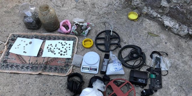 Polisi gören tarihi eser kaçakçısı karı-koca, tarihi eserleri klozete attı