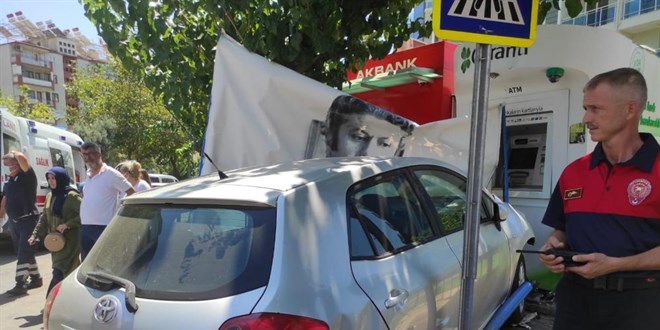ATM'den para çeken vatandaşa otomobil çarptı
