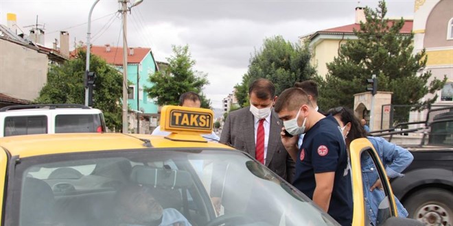 Kazaya denk gelen vali, panik halindeki yaral�y� sakinle�tirdi