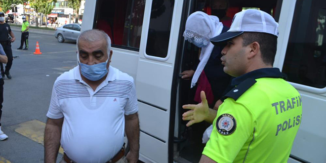 Karantinada olması gereken şoför direksiyon başında yakalandı