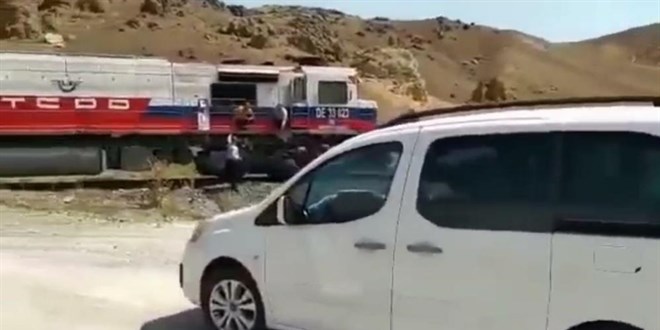 İki makinist bahşiş için gelin arabasının önünü trenle kesti