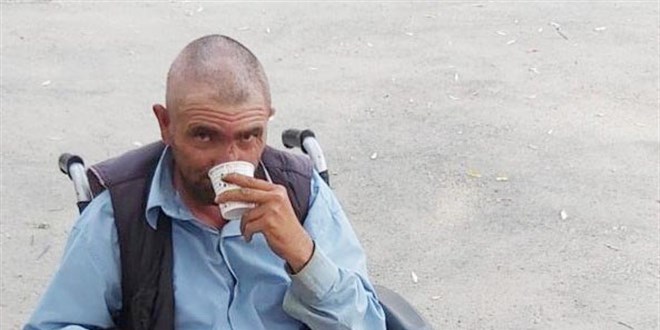 Dükkanın önünde duran engelliye tekme attı