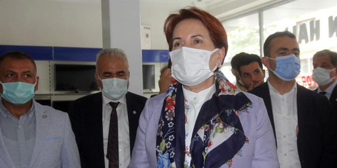 Meral Akşener'in kahvehane ziyaretinde gergin anlar