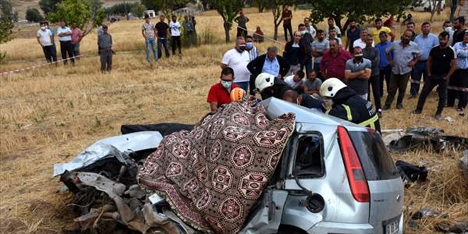 Otomobil ile çekici çarpıştı: 2 kardeş öldü, 1 kişi yaralandı