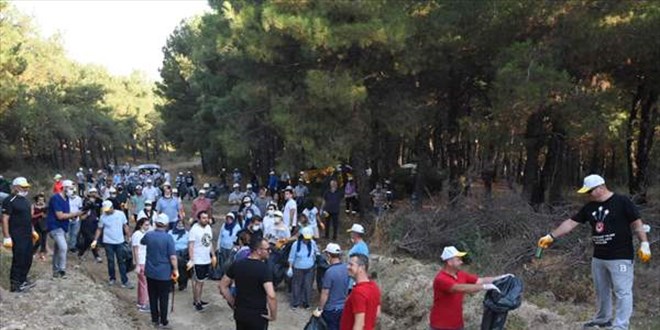 Keşan'da ormandan 10 kamyon çöp toplandı