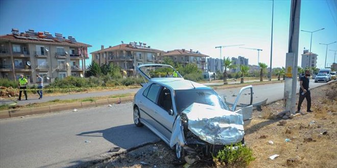 Antalya'da servis minibs ile otomobil arpt: 1 l, 6 yaral
