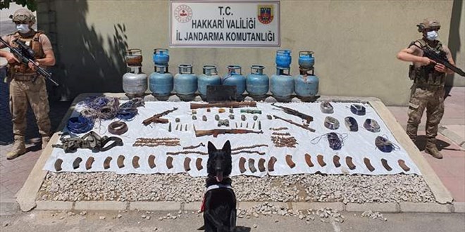 PKK'l terristlere ait silah, patlayc ve mhimmat ele geirildi