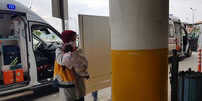 Sağlık görevlileri kazada yaralanan çocukları kucaklarında hastaneye yetiştirdi