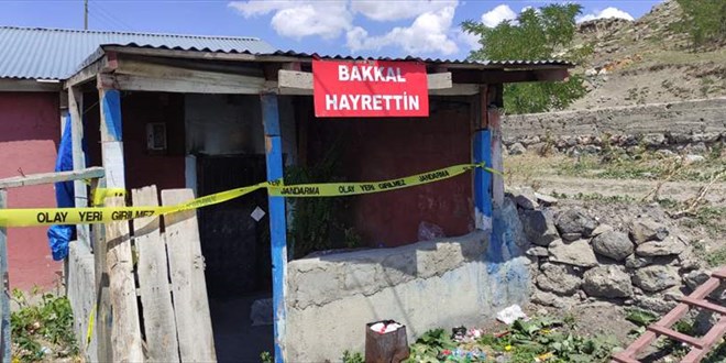 Kars'ta bakkalı bıçakla öldürüp iş yerini ateşe verdiler