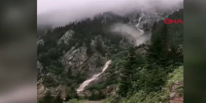 'Dünyanın en tehlikeli yolu'nda heyelandan son anda kurtuldular