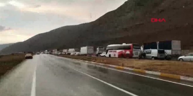 Heyelan nedeniyle kapanan Erzincan- Sivas kara yolu ulaşıma açıldı