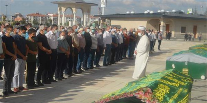 Polis eşi tarafından öldürülen kadın ile anne ve babası defnedildi