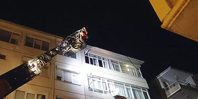 Kızını eşine bırakıp bir yakınına giden Derin Ö., geri dönünce eve giremedi