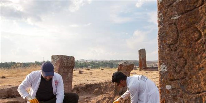Ahlat Seluklu Meydan Mezarl'nda iki sanduka bulundu