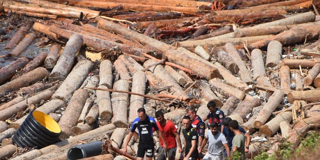 Sinop'ta tomruklarla birlikte sahile vuran ceset 9 saatte çıkarıldı