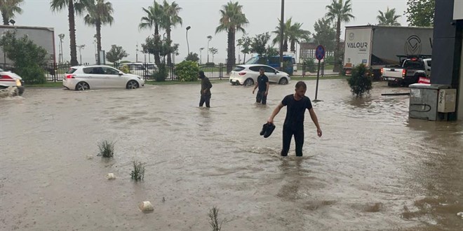 Ordu'da sel: Karadeniz Sahil Yolu ulaşıma kapandı