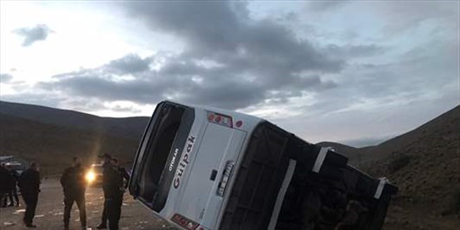 Kuran kursu öğrencilerini taşıyan midibüs dere yatağına devrildi