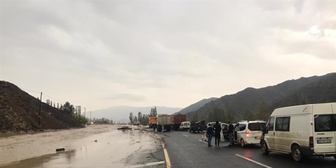 Sağanak yağış sele neden oldu, Oltu-Erzurum yolu ulaşıma kapandı