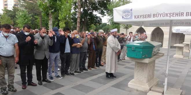 Bisikletiyle giderken kazada hayatını kaybeden öğretmen defnedildi