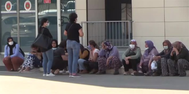 Park halindeki otomobile ara� �arpt�: 4 �ocuk annesi hayat�n� kaybetti