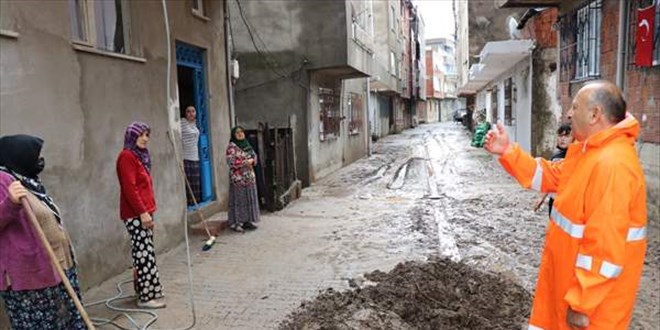 Ordu'nun Ünye ilçesinde dere taştı, ev ve iş yerlerini su bastı
