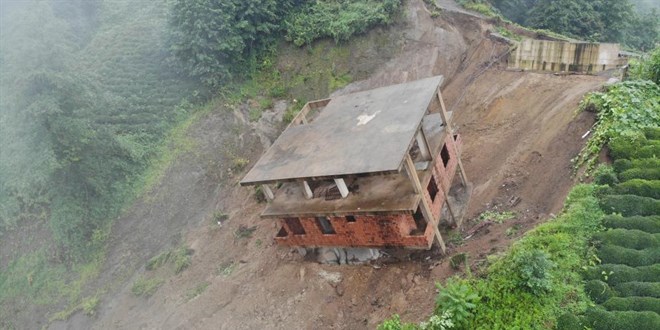 Rize'de 3 katlı bina heyelanda sürüklendi